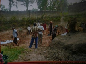Des membres des Zones Communautaires, combattant la tête d’érosion pour mieux sécuriser  leur quartier [Photo RRSSJ] 